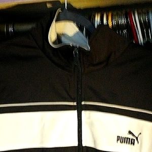 You'll feel like a big kitty cat when you wear this puma men's lightweight jacke